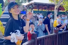 李小璐母女打卡动物园，穿奶奶裤外八站姿抢镜，扎脏辫嘻哈范绝了图片