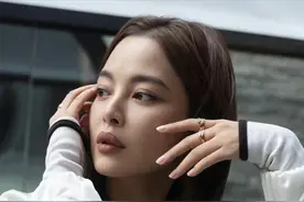 35岁辛芷蕾身材太绝！深V露香肩冷艳迷人，网友：气场似超模图片