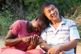 ​90后非洲美女嫁河南农民，定居乡下生2个混血萌娃，幸福美满图片