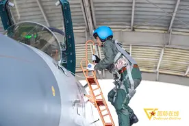 雨中起飞！海军航空大学某团开展跨昼夜飞行训练图片