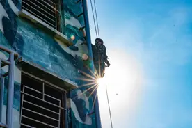 18米高楼，19秒登顶！特战队员展示“飞檐走壁”图片