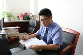 【百年荣光 检徽闪耀】彭刚：用脚步丈量出对群众的守护情长图片