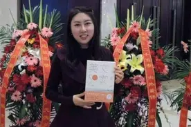 “我拄着一束光”，博士生不如小学生，贾浅浅的诗被姜二嫚完虐？图片