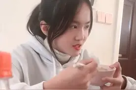 江苏一爸爸晚归被女儿“训斥”一声不吭，弟弟神补刀，妈妈听乐了图片