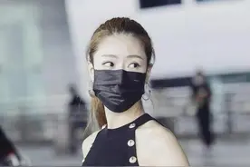 白冰“浪姐”里最洋气，黑色挂脖上衣配阔腿裤青春靓丽，潇洒干练图片