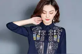 婆婆刚过55，但从不穿裙子！都选这“大码衫”，减龄显瘦特迷人图片