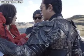 古天乐帮娜扎整理头发，女方表情一脸娇羞，两人差22岁演情侣图片