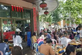 广西玉林霸气牛杂档，饭点上百人同时吃，美女老板娘网红脸很吸睛图片