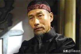 北大教授被嘲看不懂英文报纸，他故意将报纸颠倒后，老外羞红了脸图片