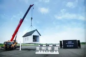 这辆车的一颗螺栓吊起10吨房子，吉利豪越“硬杠”合资品质图片