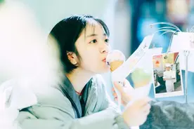 故事：受伤在家，奶狗弟弟非来我家亲自照顾，我忍不住心动吻上他图片