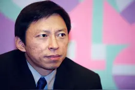 曾经的中国首富：光着上身拍杂志、与女明星传绯闻、有钱真痛苦图片