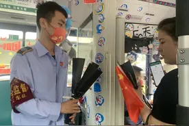 祝福祖国 司乘车厢同唱《我和我的祖国》图片