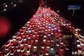 中国也是车轮上的国家了，今年汽车保有量突破3亿辆，4.6人一辆车图片