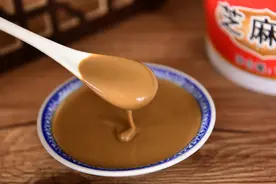 纯芝麻酱。看着就有很大的食欲。喜欢吃芝麻酱有朋友看过来图片