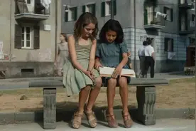 我们很难为爱情心动了，但闺蜜天长地久图片