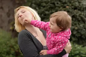 宝宝有5个向妈妈示爱的举动，很讨厌但是真的爱，别再粗暴拒绝了图片