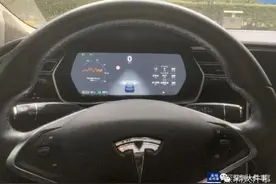 中控突然黑屏、转向灯紊乱，深圳男子高速上遇“崩溃”状况！车企：黑屏不影响驾驶图片