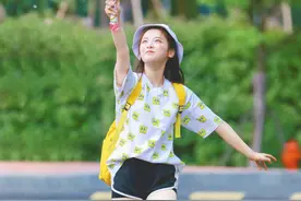 杨超越闻自己的袜子，公开发博说仙女的脚不会臭，真是这样吗？图片