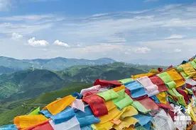 我在车站遇见一个陌生女人，她留给我一个吻，我记了15年图片