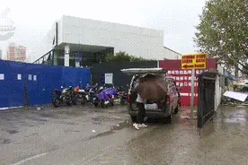 城中村民小组“叫板”商业大佬，铁板堵门 渣土车封路 警察也管不了图片