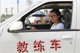 驾考考得让你怀疑人生，怀疑智商图片