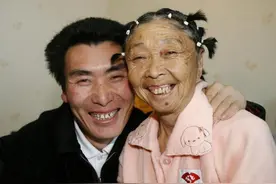 19岁帅哥不顾世俗偏见，和70岁老太结婚生子，婚礼只花了200元图片