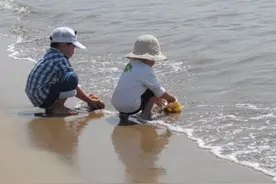 两男孩不慎落水，父亲先救自己儿子遭指责，霸气回怼让人无话可说图片