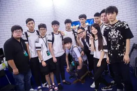 Uzi排位又被无状态搞？见死不救还抢人头，妹扣都看不下去了图片