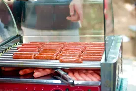 街边2块钱的烤肠是什么做的？实测9款烤肠后，这种烤肠劝你少吃图片