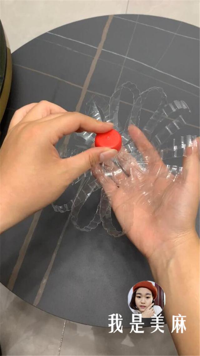 一分钟教你做一个好看的手工灯笼,制作过程非常简单,先收藏了