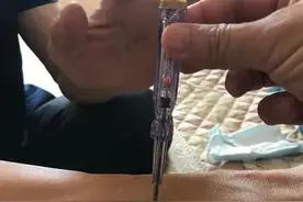 好神奇！泉州一男子竟“不怕电”！徒手随便摸电线图片