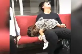 “爸爸带娃玩一天的样子”走红 网友：拼了老命跟娃“一换一”图片