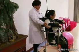 顺产半小时医生的手伸进产妇阴道，产妇生气以为遇到色狼图片