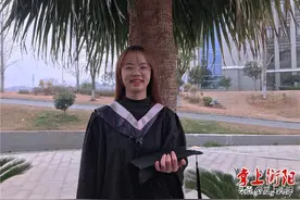 从背母上学到带母实习，衡阳女孩孝心事迹登上微博热搜图片