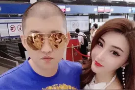 快手江湖两位王者巅峰时众人狂舔落魄时却被人抛弃，网友：太现实图片