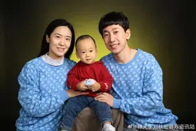 甜蜜满满！速滑冠军名将全家福曝光，夫妻俩情侣装出镜超幸福图片