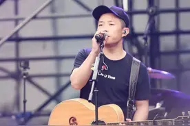 剪短了头发的赵雷，依旧是那个必须唱歌的少年图片