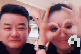 45岁李佳明罕见露面！与月亮姐姐同框掀回忆杀，两鬓斑白发福明显图片