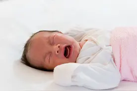 为啥宝宝见到“某个人”会突然大哭？并非迷信，父母要知道这几点图片