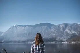 肢体心理学：常在你面前有这三个姿势的女人，已经“爱你入骨”了图片