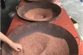 福建大哥用沙子炖汤，堆成山的汤锅不够卖，358元一锅还说不赚钱图片