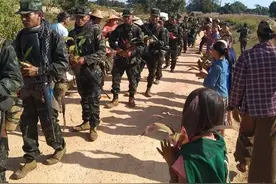 缅甸少数民族武装南掸邦军增兵前线受到本族群众夹道欢迎图片