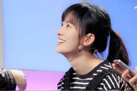 鞠婧祎早年参加节目，身穿休闲装俏皮可爱，平刘海很有少女感图片