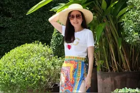 泰国54岁华裔女富婆穿高叉裙秀美腿，冻龄多金，泰王对她目不转睛图片