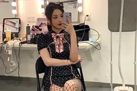 S11女解说官宣恋情？鼓鼓晒4张美照“秀恩爱”，看清男主后：笑了图片