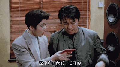 她参演了5部《逃学威龙》，戏份却越来越少，从女主逐渐演成女配