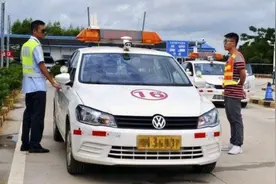 科三考试时，遇到行人干扰，考生该如何操作避免考官踩刹车图片