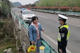 太冲动！贵州一夫妻吵架，驾驶员将老婆孩子扔高速路上图片