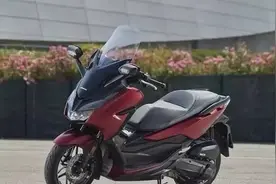 本田最强125水冷踏板，极速108，座桶能放两顶全盔，续航500公里图片